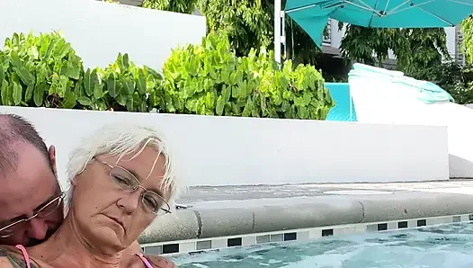 Im whirlpool verspielt werden. Möpse spielen.