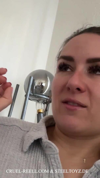 لحظة مهمة من "نصائح كسر الكرات مع Cruel Reell - اللعبة النهائية للألم والمتعة! 🔥"