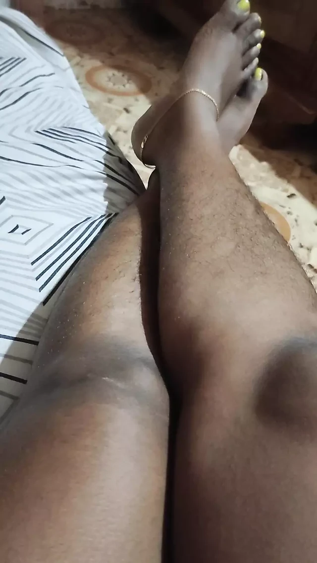 Mallu tamil girl enjoing herself and showing hairy leg
