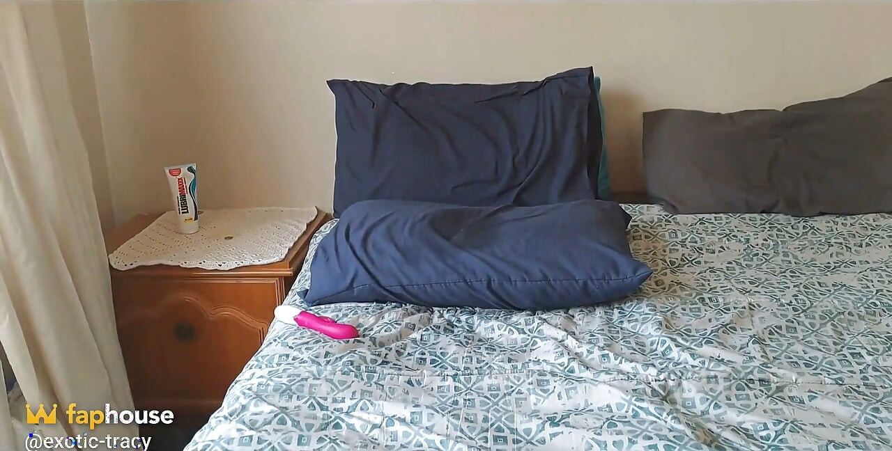 Gimiendo como una puta mientras me folla ¡Suegra en la habitación me al lado!