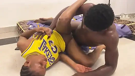 Возбужденный мужик раздвинул мою киску и трахнул меня, как ему нравилось