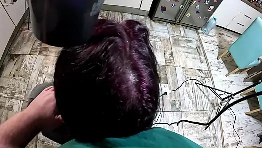 Bornoz orta yaşlı seksi kadın saç kurutuyor ve saçıma boşalarak sakso çekiyor