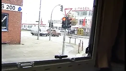 Блондинку-крошку вспахали в машине в тройничке