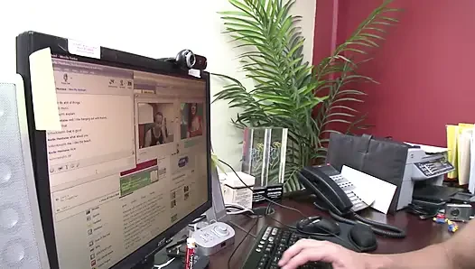 Esmer genç kız büyük bir yarakla sikiliyor ve dölleniyor