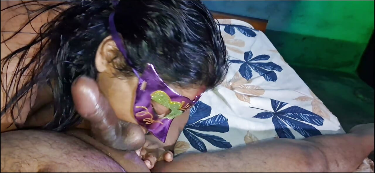 Indische Hausfrau saugt den Penis ihres Mannes und schluckt den Sperma ihres Mannes.