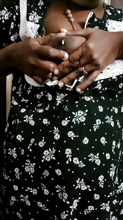 Indiana tamil exótica esposa renu vídeo chamada nua provocam peitos de leite buceta peluda bunda grande para amante de Londres! Indianhotwifex
