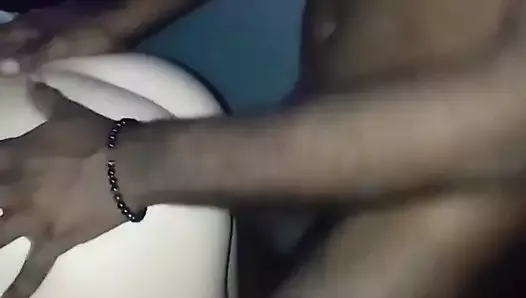 Une femme prend une grosse bite noire pendant que son mari filme
