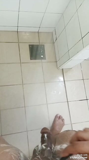 찬물 샤워 속 내 거대한 자지 자위