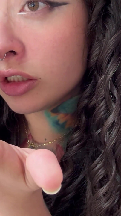 Giantess burnuna taşkın bir adamı sokuyor