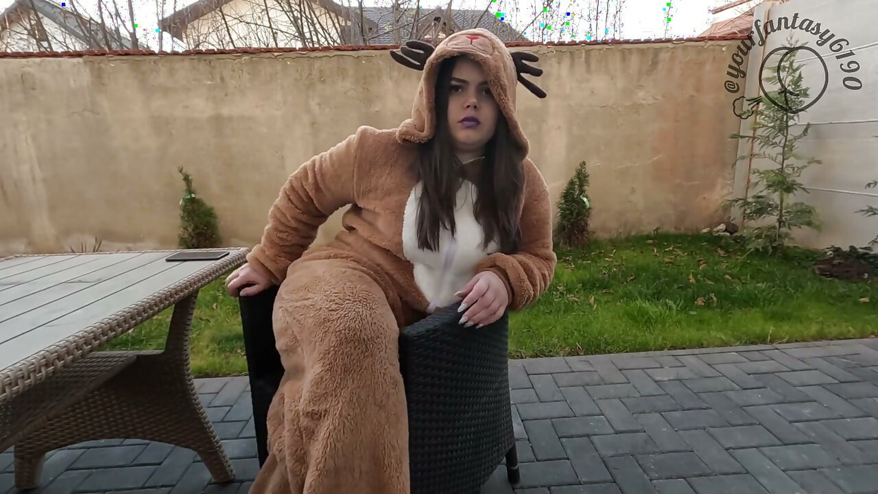 Pârțuri învelite în costum de reni afară