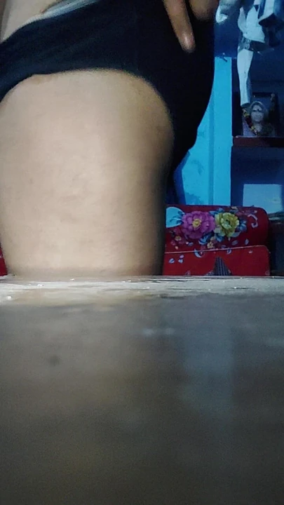 Men pissing 3