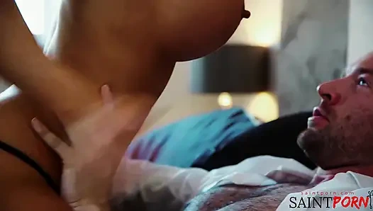 Cewek semok rambut cokelat dengan besar ini lagi asik sama suaminya