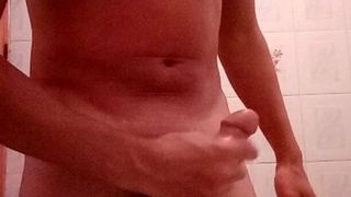 Dusche und Seife mit dem Penis, es ist zu heiß