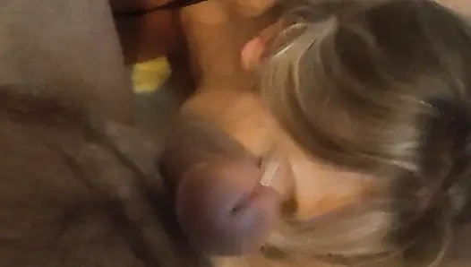 Cewek seksi rambut pirang ini suka banget nyepong dan telan semua sperma