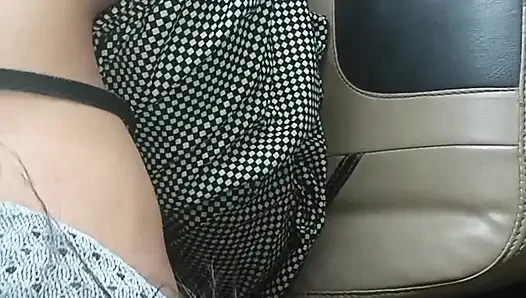 Erkek arkadaşının arabasındaki en seksi kız