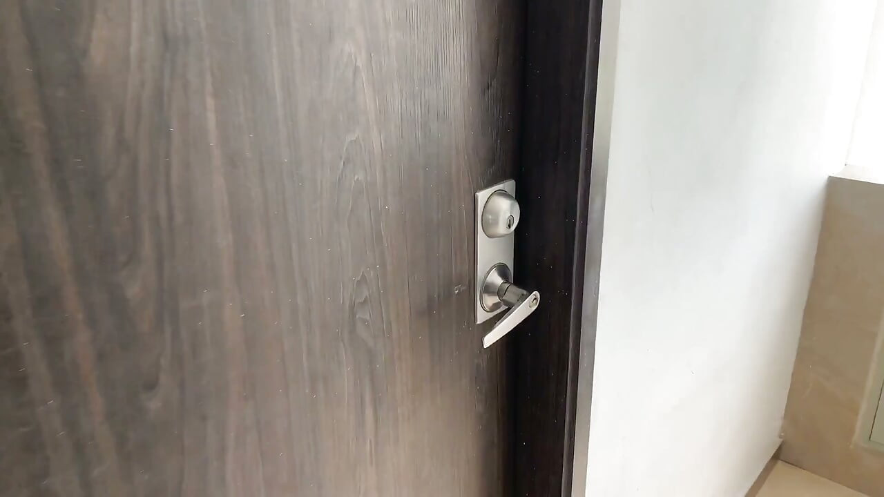 Chica платит владельцу инни своей богатой задницей и позволяет себе зайти в ее киску.