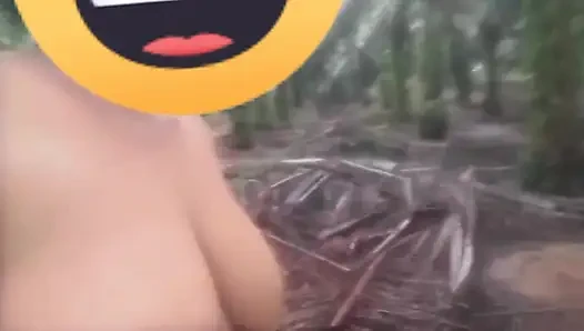 Свекровь играет с Tarzan в джунглях, писает