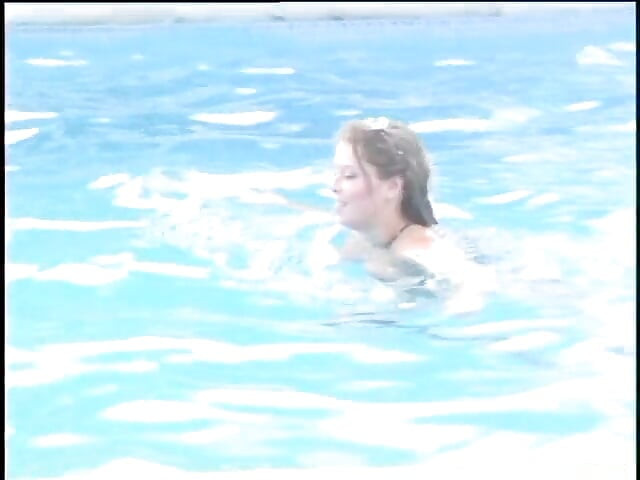 Mame sexy fierbinți în piscină