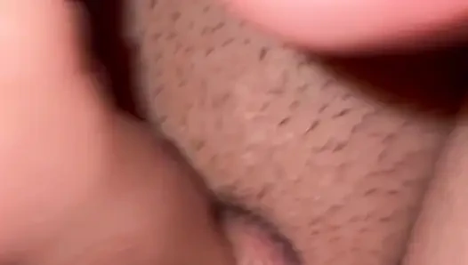 Трахаю ее киску крупным планом в миссионерской позе