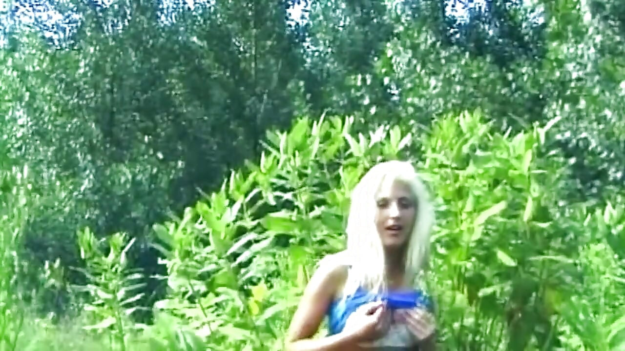 Rubia amateur follada duro al aire libre en hierba