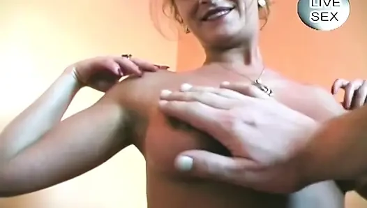 Amateur-schätzchen lutscht schwanz und reitet dann hart