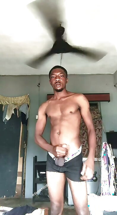 Solo en casa y masturbándose en cámara