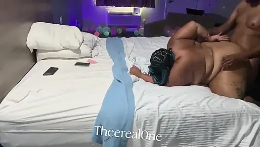 İri güzel kadın burada üvey kız kardeş izlerken yarak alıyor