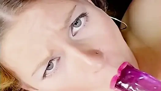 Lesbian lagi asik muasin memeknya pakai mainan seks