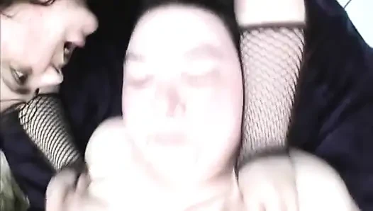 Zwei fette schlampen teilen sich schwanz