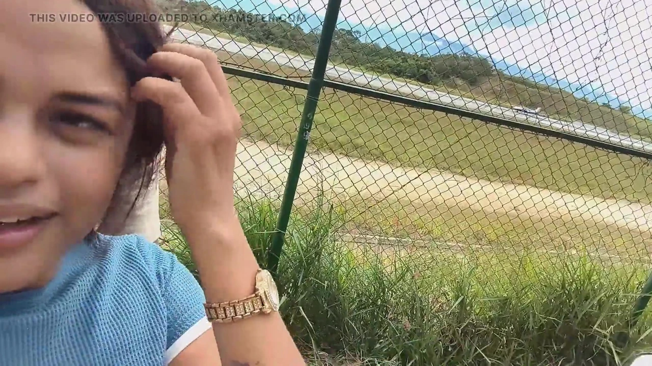 Motosiklet sürerken sevgilime mastürbasyon yapıyor ve havaalanı yakınlarında açık havada sikişiyor