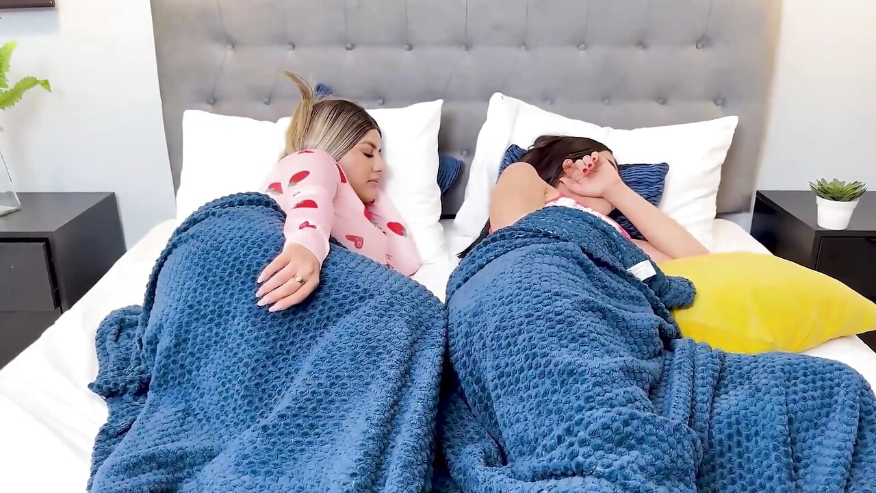 Můj přítel se zapne v mé posteli a skončíme s lesbickým sexem - Naty Bainso & Alicia Trece
