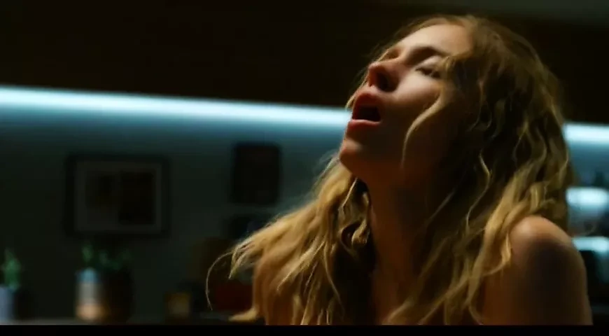 Sydney sweeney - gemendo quente. sexo tetas.