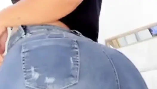 Big Booty in Jeans Dancing
