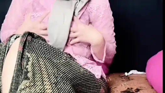 Dar amcık kebaya pembesi, sonunda fışkırtıyor