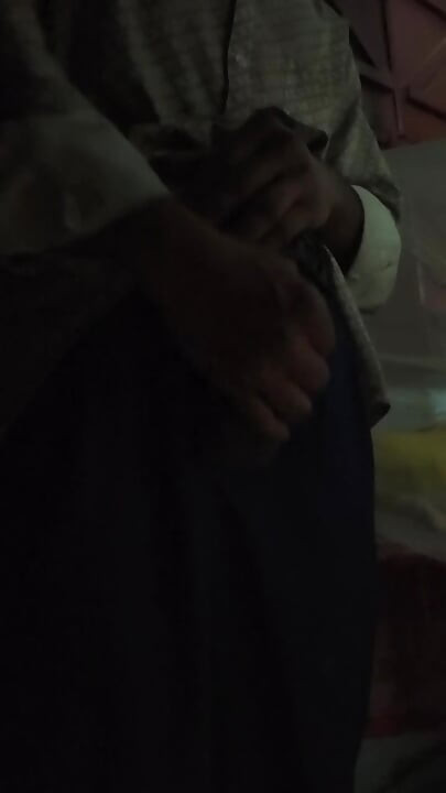 Vah ladka Apne kamre mein apni ling ki masaj Karta hai taki vah bada aur Lamba dikhe aur kasht manmohit karta hai