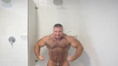 Il bodybuilder andre mark si flette nella doccia