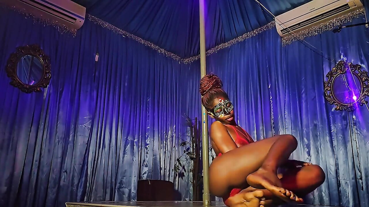 Sexxxy genç striptizciler twerk becerilerini pratik yapmak için çalışıyor, kim kazandı?!?!