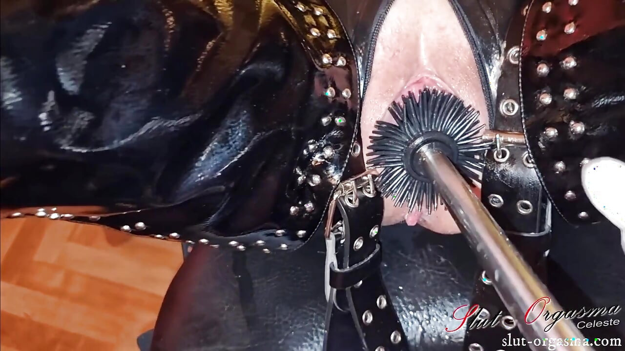 Slut-Orgasma Celeste fucked hard by a equine dildo and a toilet brush