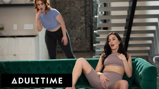 ADULT TIME - Натали Брукс застукали за мастурбацией белая девушка с большой шикарной Siri Dahl, приводит к дикому лесбийском сексу!