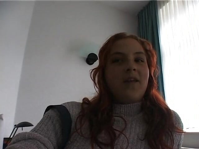 Behaarte rothaarige bbw fingert ihre muschi auf dem bett