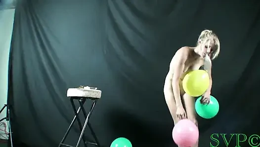 19 yaşındaki model ilk kez sigara içiyor, balon patlatıyor ve büyük bir döl alıyor
