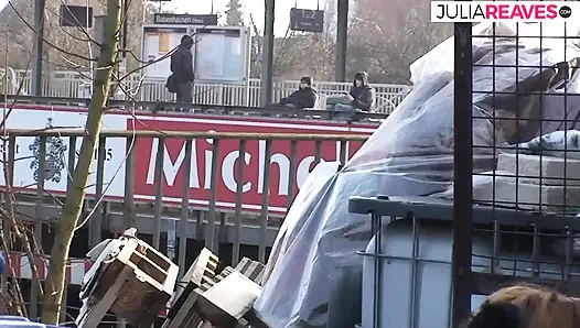 Возбужденная сучка жестко стонет, когда ее трахают на улице