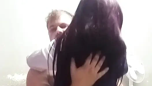 Ateşli 18 yaşındaki genç üvey kız üvey babasına biniyor