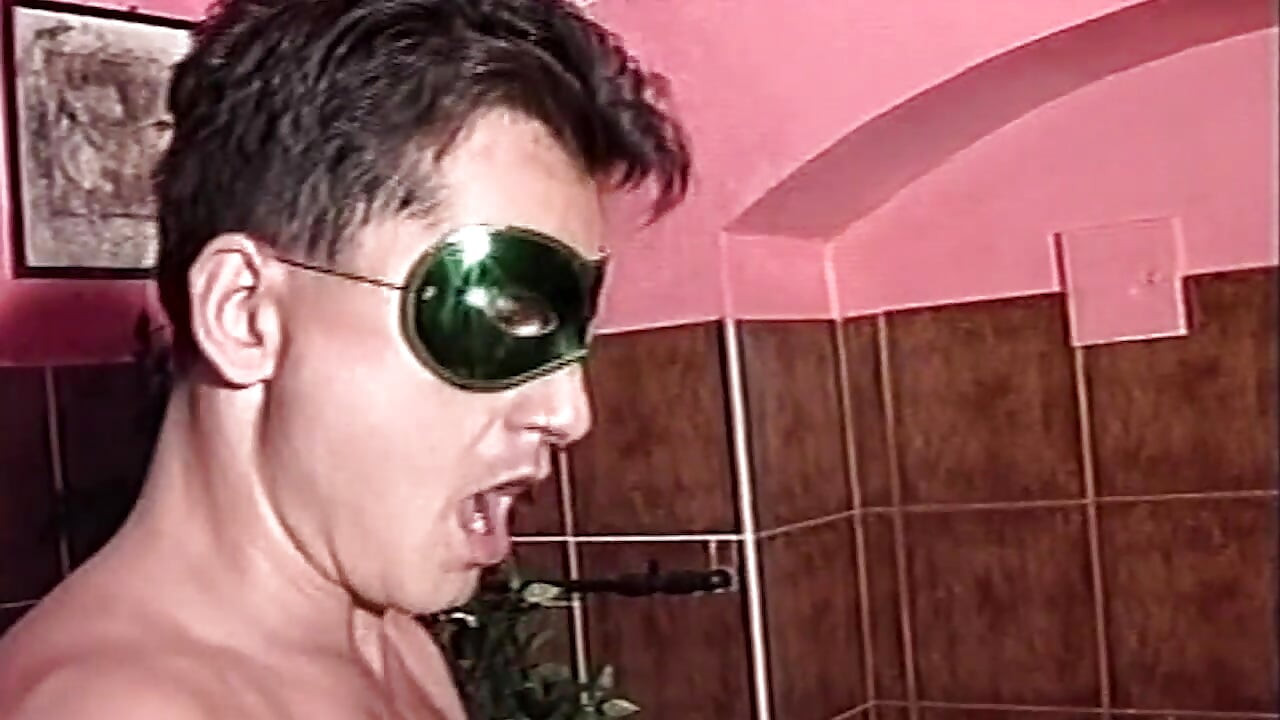Geile MILF mit verbundenen augen lutscht und fickt in dampfiger badewanne