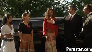 Sexy Rita Faltoyano fode e fode o cu hardcore durante este vídeo sexy