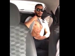 Negro gay masturbándose en el coche bla bla