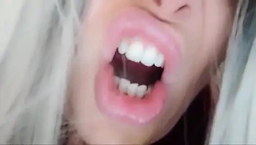 Пасынок! Перестаньте смотреть на меня, пока я на кровати