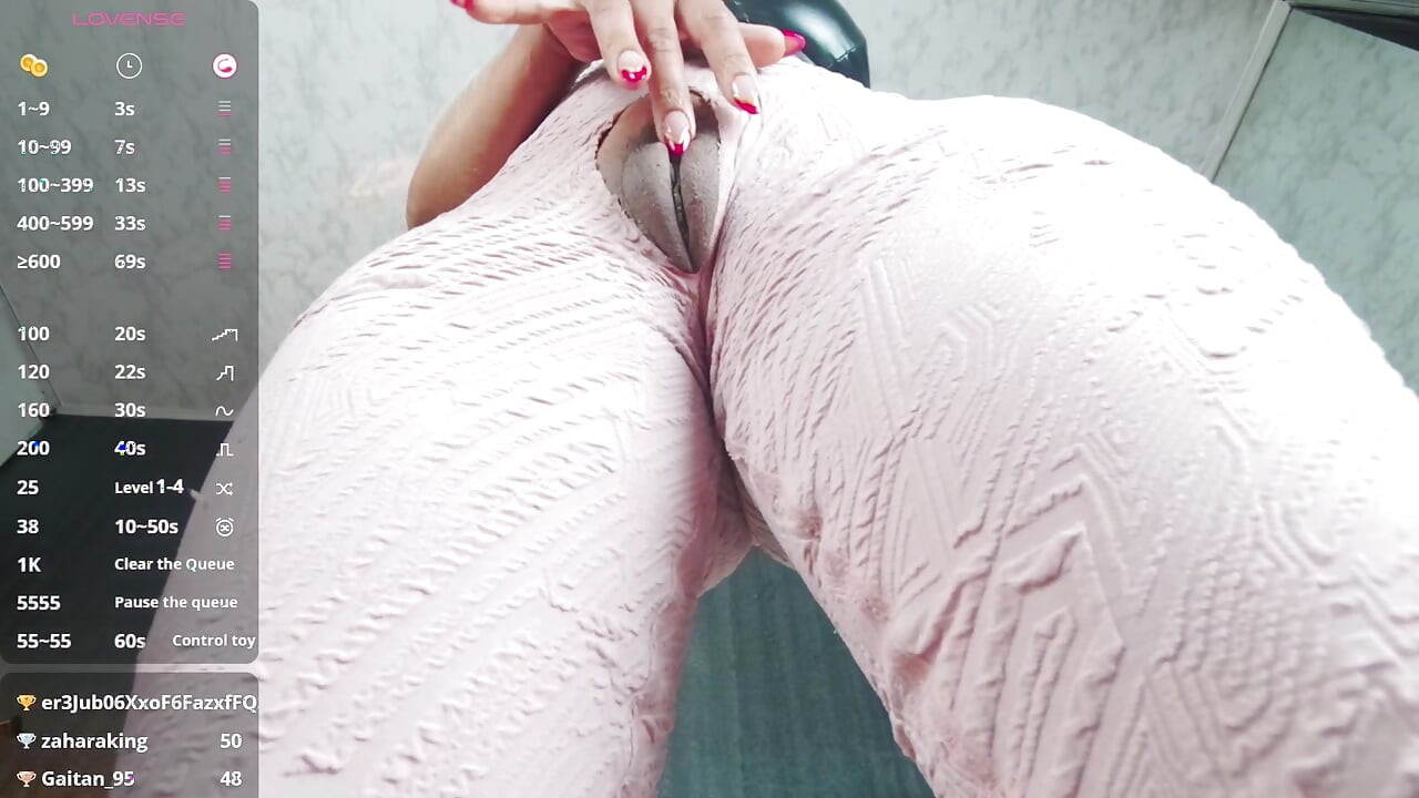 Esta descarada milf rompe su leggins solo para que le metas la polla muy profundo!