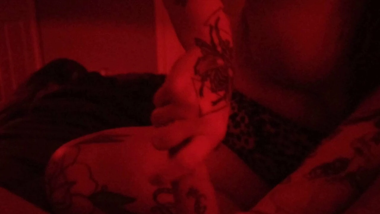 Handjobb från hettatuerade milf