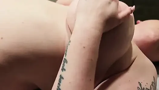 Wanita dengan toket besar bugil di panti pijat pakai kocokan krim.